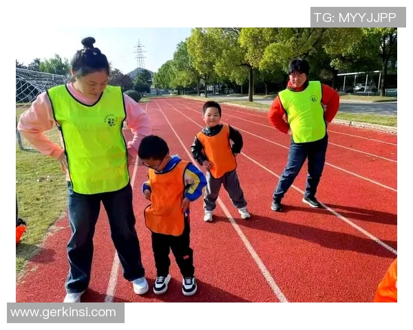 足球明星携儿子共度亲子时光展现温馨家庭生活的美好瞬间 足球明星携儿子共度亲子时光展现温馨家庭生活的美好瞬间
