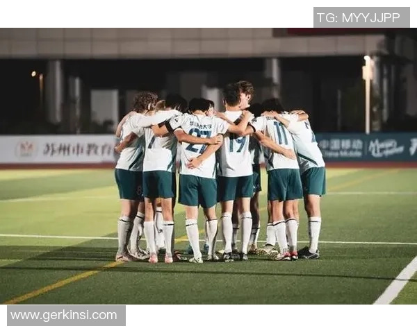 香港足球明星队昆山队员展现卓越技艺助力球队争夺荣誉